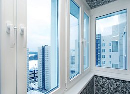 Остекление балкона и лоджии помогает не только защитить дом от атмосферных осадков, пыли и уличного шума, но и сделать пространство более комфортным.