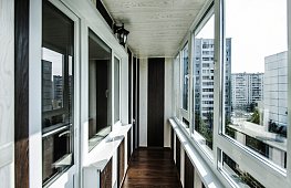 Тёплое остекление позволит превратить балкон в дополнительную комнату для отдыха или работы либо просто расширить прилегающее помещение. tab