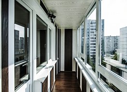 Тёплое остекление позволит превратить балкон в дополнительную комнату для отдыха или работы либо просто расширить прилегающее помещение.